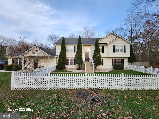 view of front of property featuring a front yard and fence