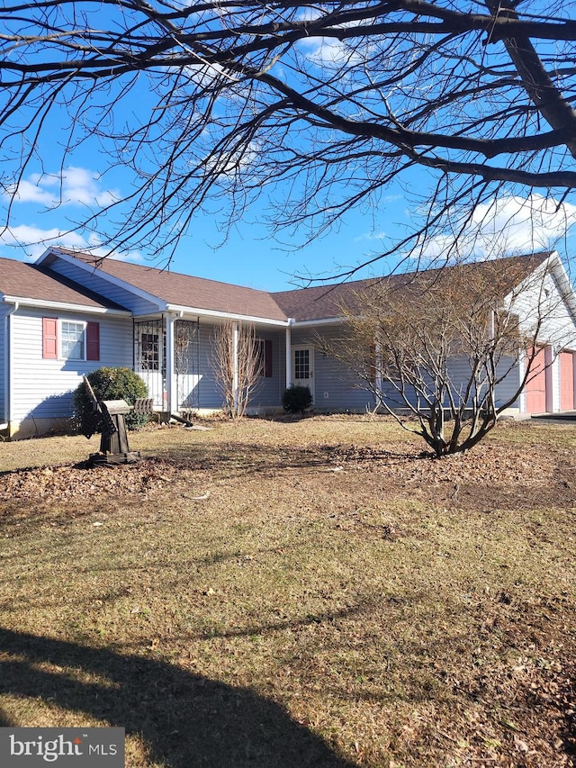 ranch-style home featuring a front lawn