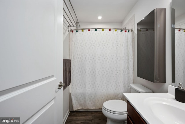 full bath featuring a shower with shower curtain, toilet, wood finished floors, vanity, and recessed lighting