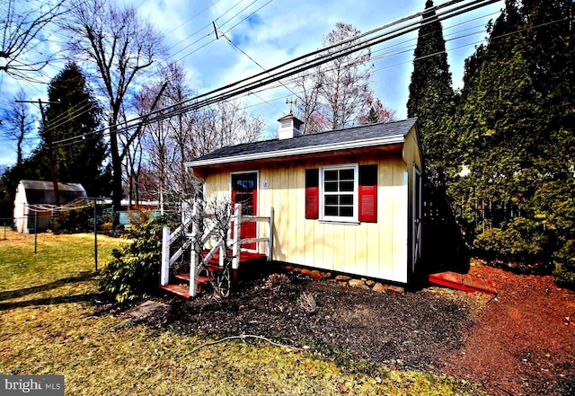 view of outdoor structure featuring an outbuilding