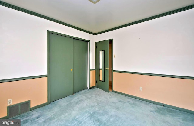 carpeted empty room featuring visible vents and ornamental molding