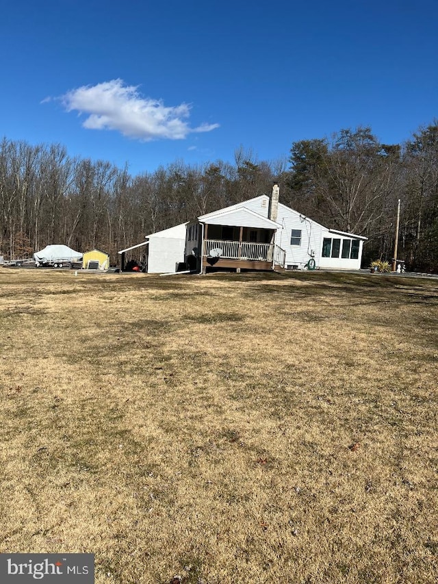 view of side of property featuring a lawn