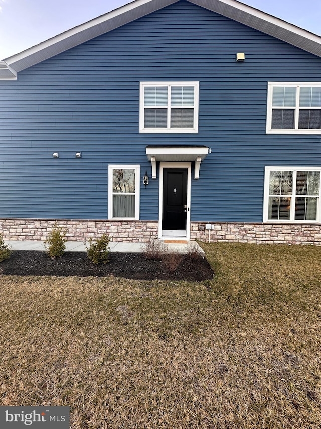 view of front of home featuring a front yard