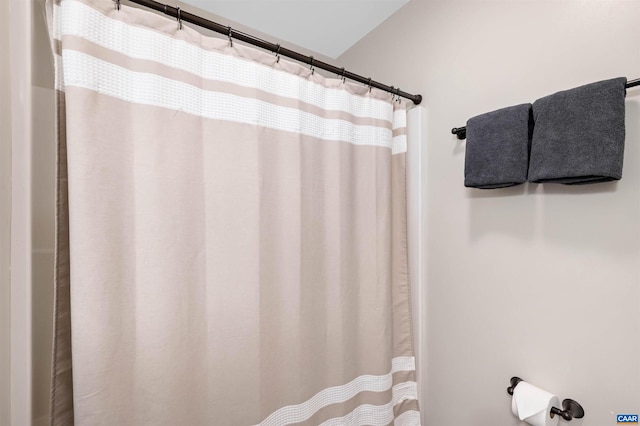 full bathroom featuring a shower with curtain