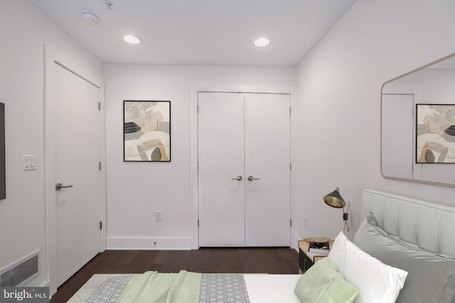 bedroom with a closet, visible vents, wood finished floors, and recessed lighting