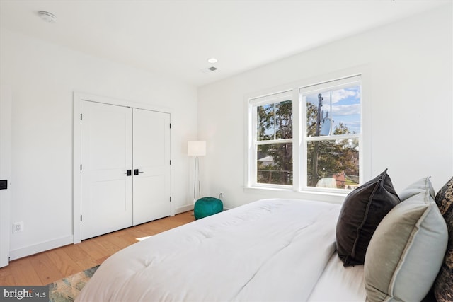 bedroom with visible vents, recessed lighting, baseboards, and wood finished floors