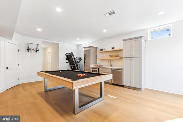 game room featuring a sink, recessed lighting, visible vents, and light wood-type flooring