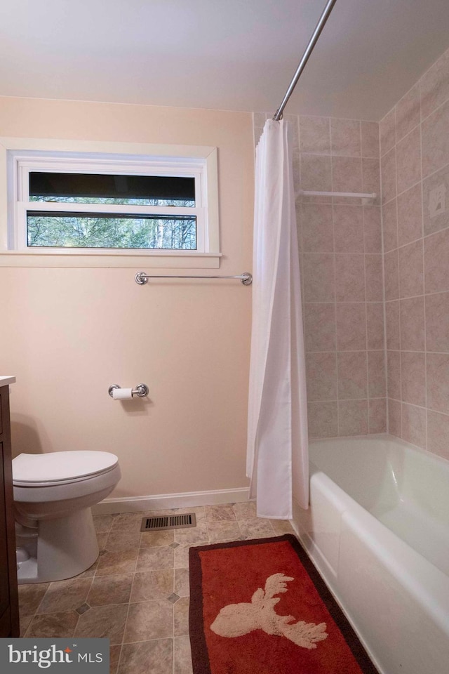 full bath with shower / tub combo with curtain, visible vents, toilet, vanity, and baseboards