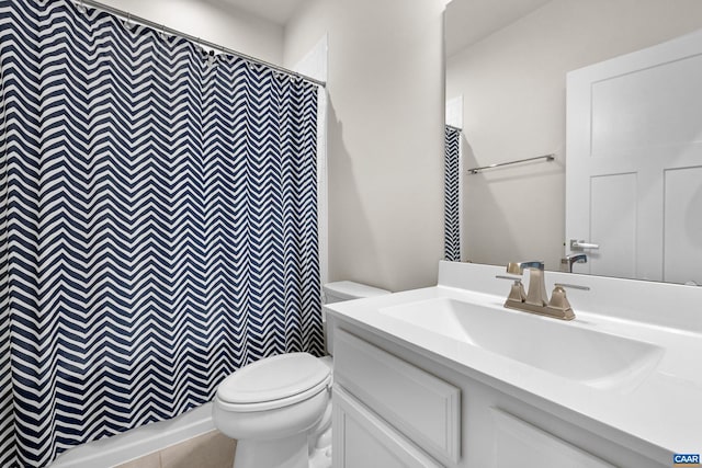 full bathroom featuring a shower with curtain, vanity, and toilet