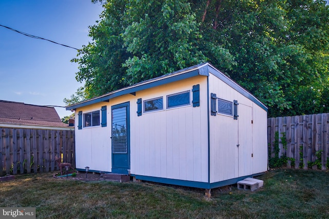 view of outdoor structure featuring an outdoor structure and a fenced backyard