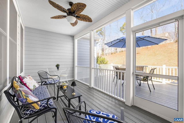 sunroom with ceiling fan