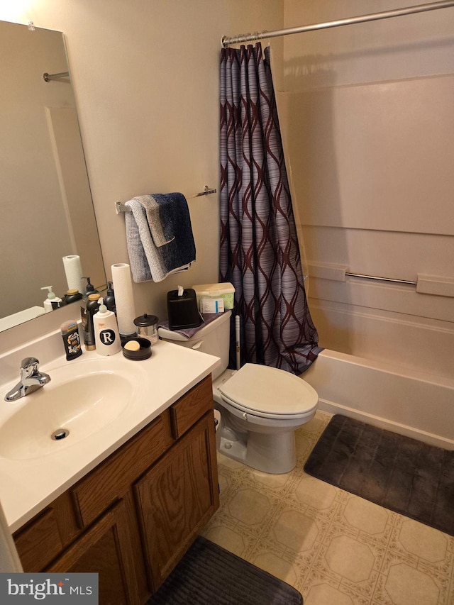 full bath with shower / tub combo with curtain, vanity, and toilet