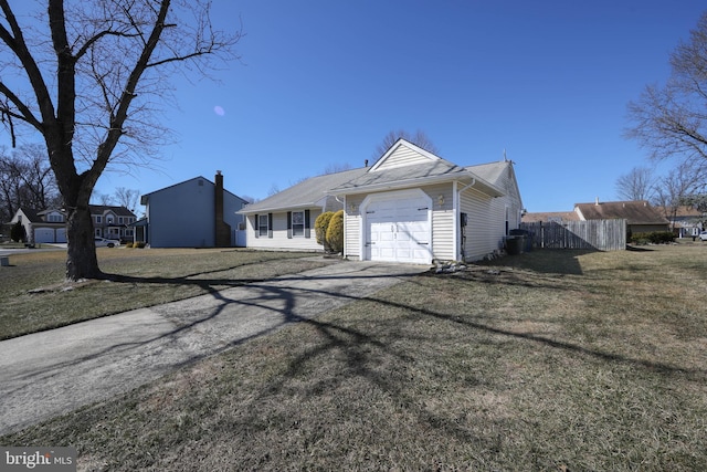 view of front of house featuring driveway, an attached garage, fence, and a front yard