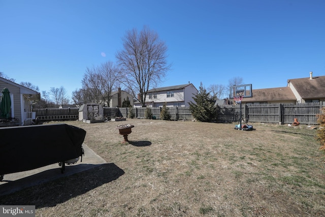 view of yard featuring a fenced backyard and an outbuilding