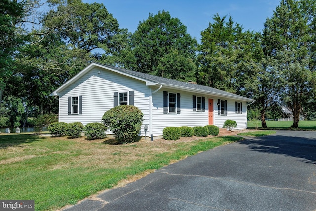 single story home with a front lawn