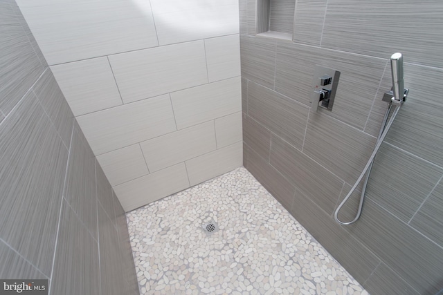 bathroom featuring a tile shower