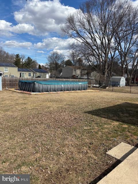 view of yard featuring fence and a fenced in pool