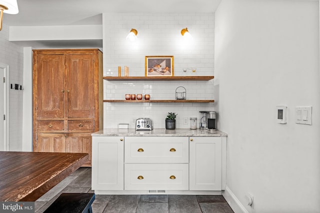 bar with backsplash and baseboards