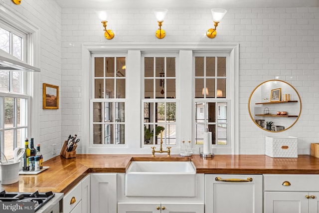 bar with backsplash, a sink, and range