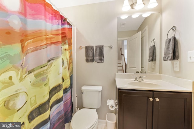 bathroom with curtained shower, visible vents, vanity, and toilet