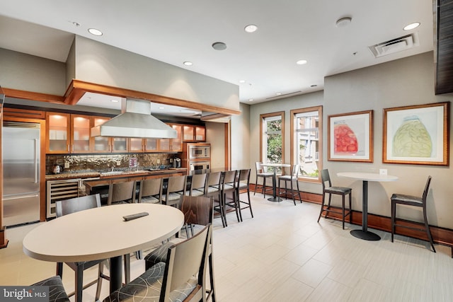 dining area with beverage cooler, recessed lighting, visible vents, and baseboards