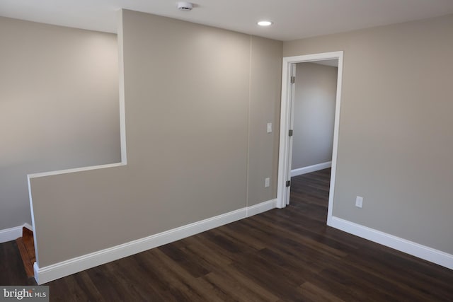 empty room featuring dark wood-style floors, recessed lighting, and baseboards