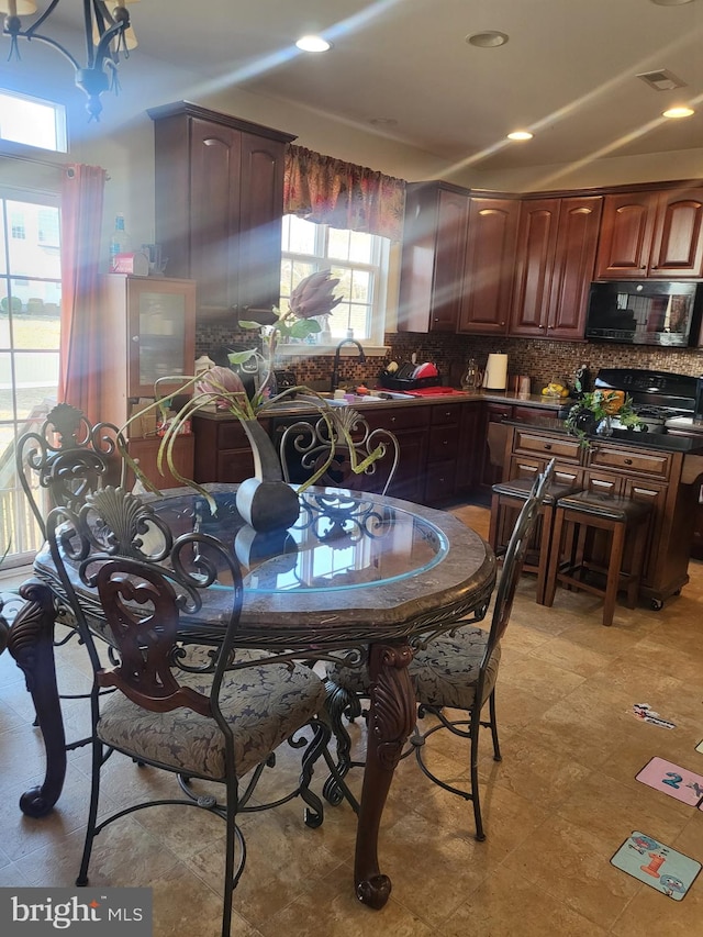 dining space featuring visible vents and recessed lighting