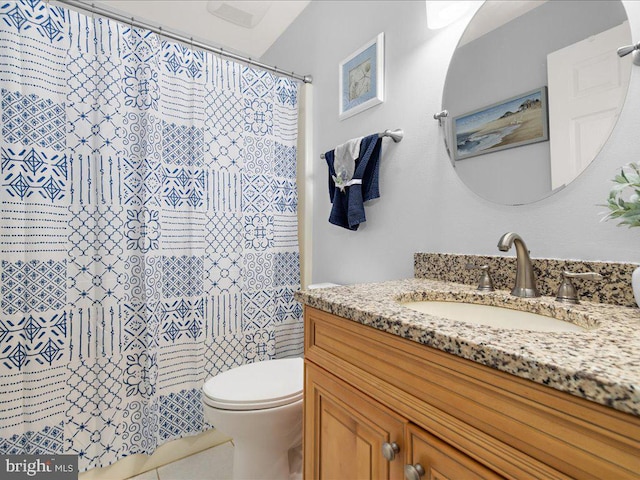 full bathroom featuring vanity, a shower with shower curtain, and toilet