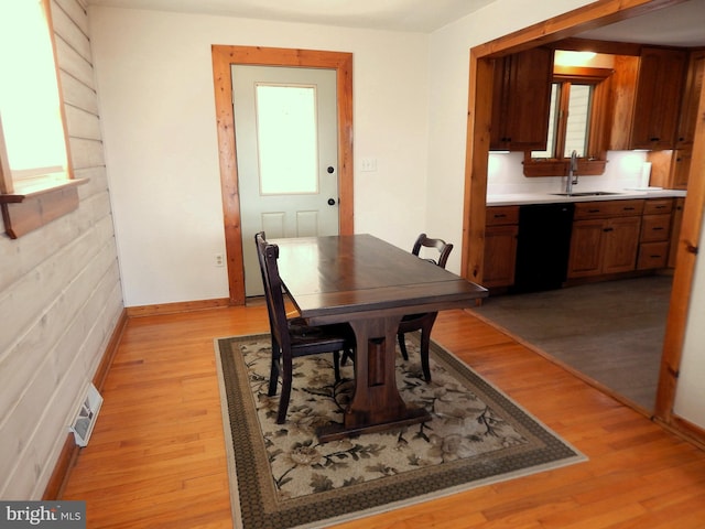 dining room with visible vents, light wood-style flooring, and baseboards