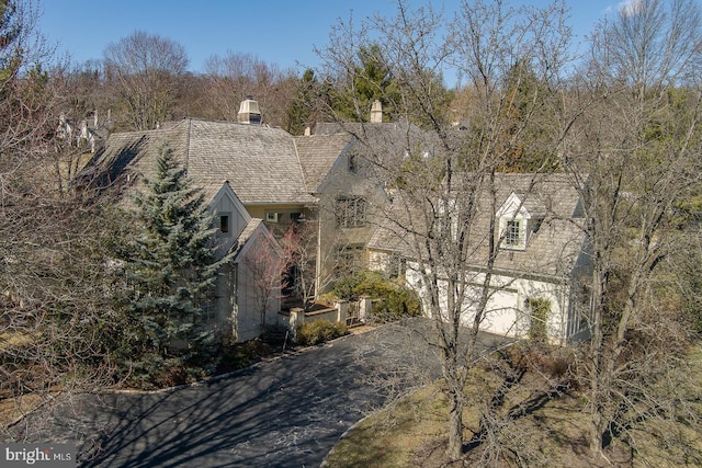 view of front of house featuring aphalt driveway