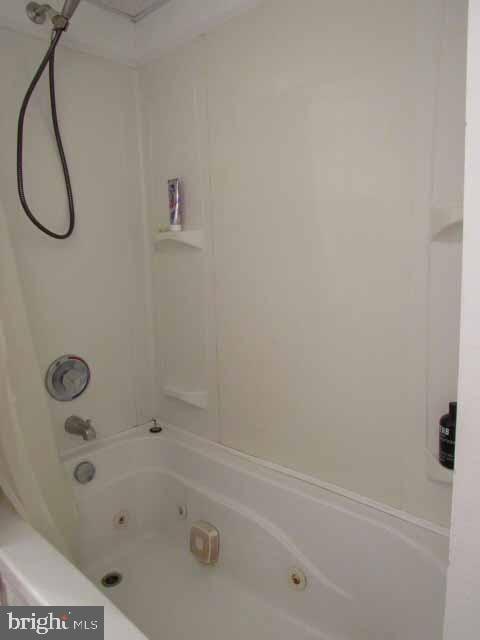 full bathroom featuring a combined bath / shower with jetted tub