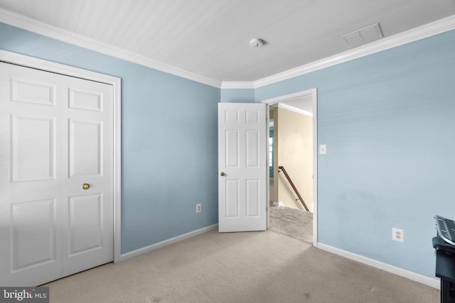 unfurnished bedroom featuring carpet flooring, baseboards, visible vents, and ornamental molding