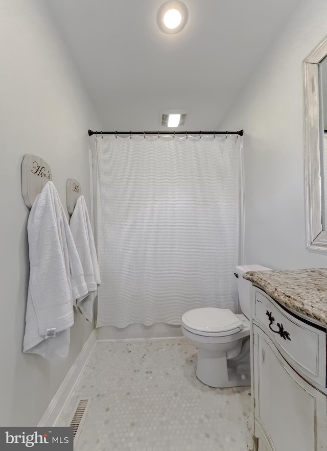 bathroom with toilet, vanity, visible vents, and a shower with shower curtain