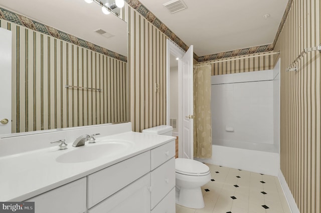 full bathroom with visible vents, toilet, vanity, and wallpapered walls