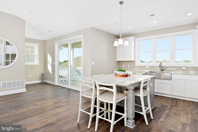 dining space featuring baseboards, visible vents, dark wood-style flooring, and recessed lighting