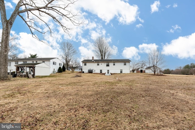 view of yard featuring an outbuilding