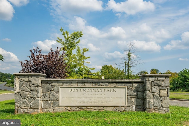 view of community / neighborhood sign