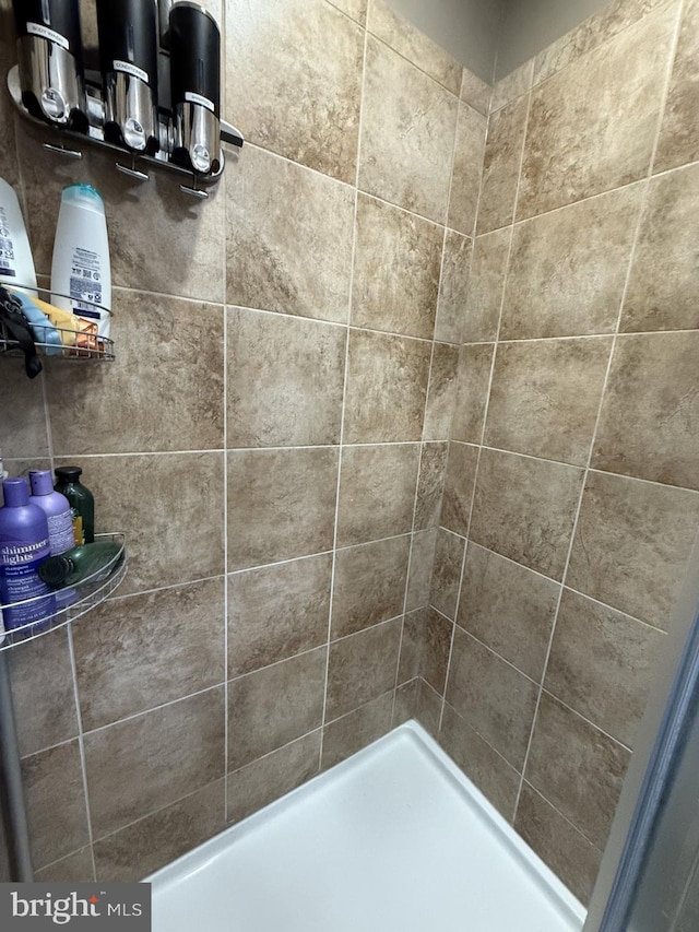 full bath featuring a tile shower