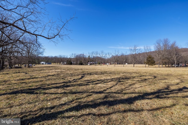 view of yard featuring a rural view