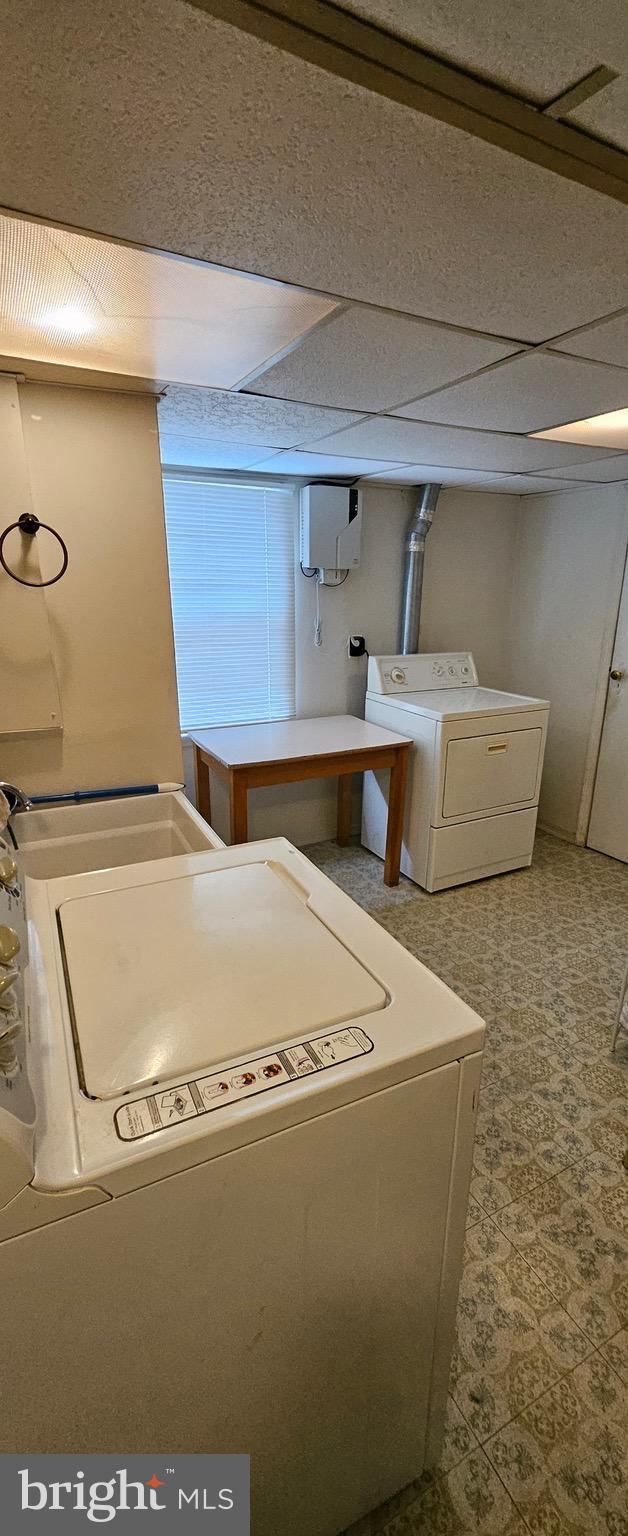 laundry room with laundry area and washing machine and clothes dryer