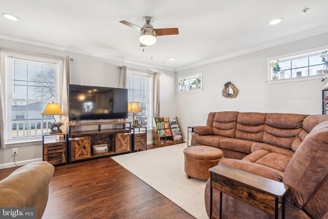 living area with dark wood-style flooring, crown molding, recessed lighting, ceiling fan, and baseboards