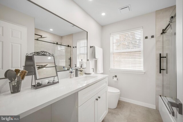 bathroom featuring a shower with door, recessed lighting, toilet, vanity, and baseboards