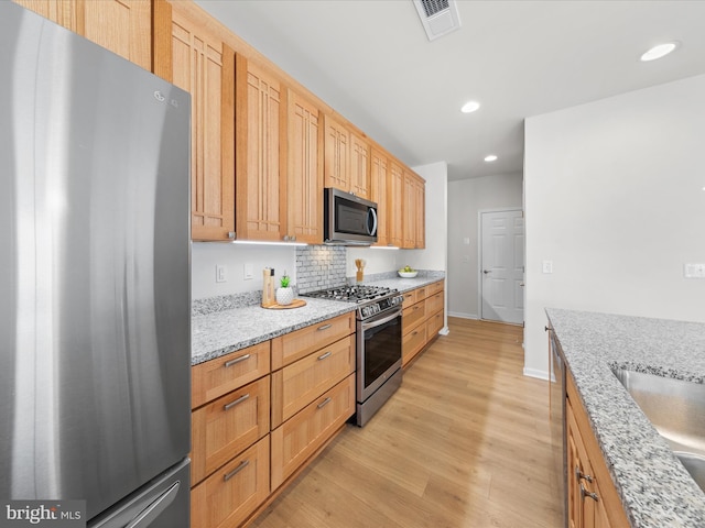 kitchen with tasteful backsplash, visible vents, stainless steel appliances, light wood-style floors, and recessed lighting