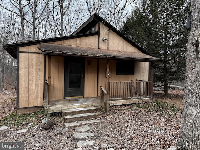 view of front of property featuring a porch