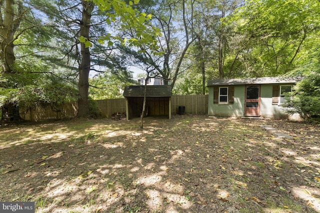 view of yard featuring an outbuilding and fence