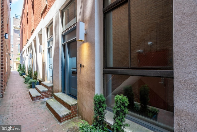 view of exterior entry featuring stucco siding