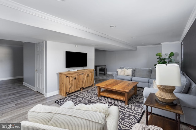 living room with recessed lighting, baseboards, light wood-type flooring, and ornamental molding