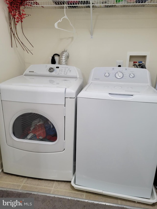 clothes washing area with laundry area and independent washer and dryer