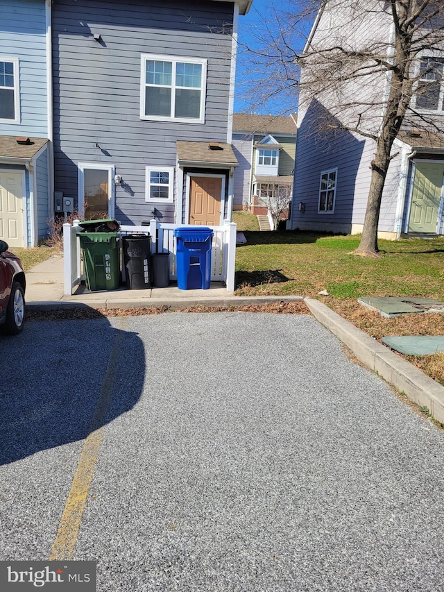 view of front of house featuring a front lawn