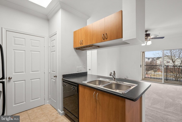 kitchen featuring a sink, a ceiling fan, black dishwasher, ornamental molding, and dark countertops